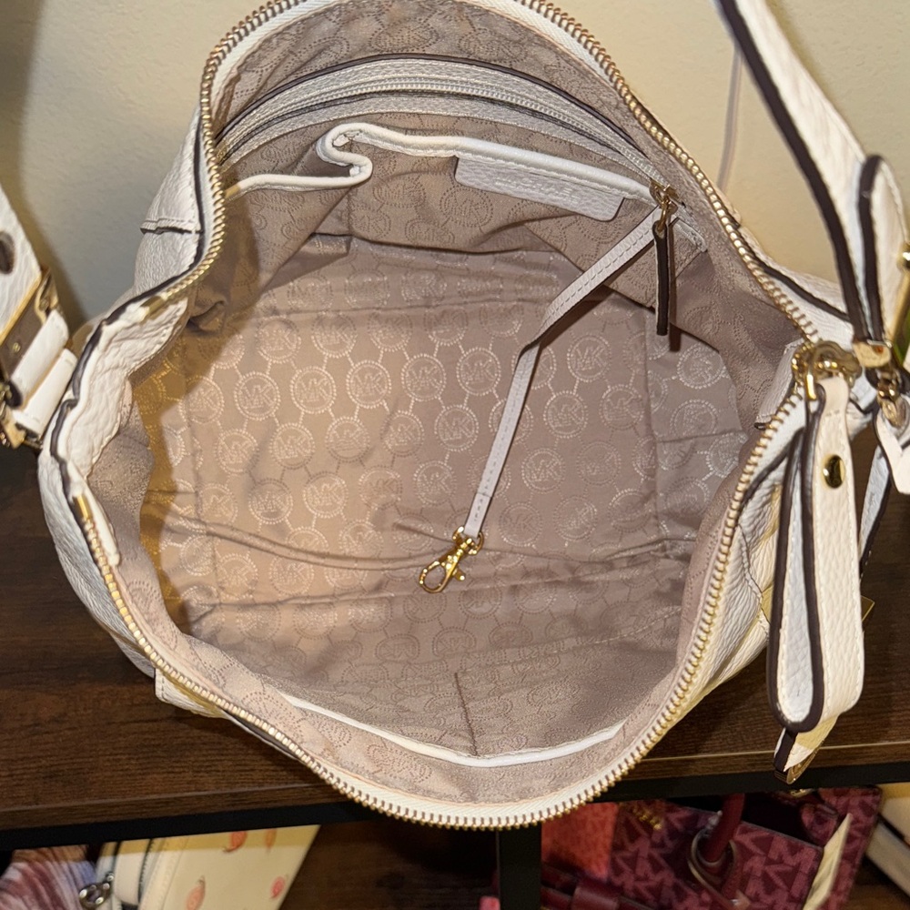 Michael Kors Elegant White Leather Shoulder Bag - Picture 9 of 10